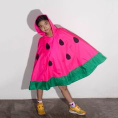 Kids Watermelon Poncho mit gratis Wassermelonentasche. Wasserabweisend. Hergestellt aus einem hochwertigen Grid-Nylon Big Hood, hat die Vorderseite ein vertikales Loch 6 Zoll lang auf einer Seite, um den Handout zu lassen. Stich oben mit handgeschnittenen Wassermelonenkernen. einfach in der Wassermelonen Tasche zu falten. 1 Größe von 5-9 Jahre alt (Modell Körpergröße 130 cm) Ungefähre Messung: Länge (Von Schulter-Saum): 64 cm Breite (von links nach rechts grünem Saum): 42cm Watermelon Bag, Watermelon Seed, Cut Watermelon, Halloween 2024, Style Expert, Measurement Length, Kids Tops, Kids Costumes, Halloween Shopping