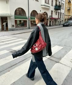 Model off duty outfit, red bag, grey scarf, leather jacket, bun, gold jewelry Red Purse Outfit, Red Scarf Outfit, Sofia Boman, Model Off Duty Outfits, Models Off Duty Style, Pop Of Red, Scarf Outfit, Winter Fit, Foto Tips