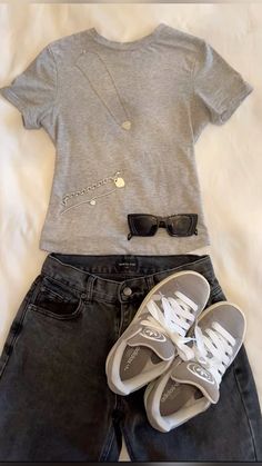 #adidas #outfit #outfitinspo#backtoschooloutfits Outfit Ideas For School Spring, Mode Ulzzang, Campus Outfit, Old Outfits, Outfits For School, Fall Outfits For School, Go Back To School