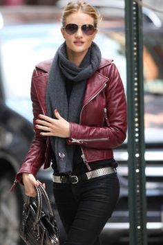 . Balenciaga Leather Jacket, Rosie Huntington Whiteley Street Style, Burgundy Leather Jacket, Mode Boho, Nicole Richie, Rosie Huntington Whiteley, 가을 패션, Fall Fashion Trends, Outfits Casuales