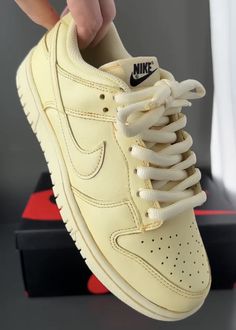 Sneaker Heads, Urban Shoes, Buy Sneakers, Diy Sneakers, Nike Shoes Air Force, Trendy Shirt Designs, Tenis Nike