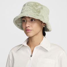 This bold bucket hat features an all-over Swoosh logo print embossed on ultraplush fur. Apex bucket hats all have a mid depth and 360-degree coverage. Fluffy Bucket Hat Outfit, Bucket Hat Outfit, Fluffy Bucket Hat, Straw Bucket Hat, Fur Bucket, Faux Fur Bucket Hat, Fur Bucket Hat, Bucket Hat White, Fur Heels