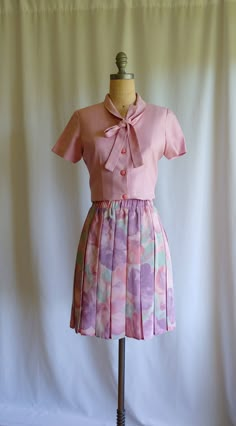 The prettiest 60s vintage skirt in silky pleats A painterly watercolor of pinks, mauves, and aqua shades Wide gathered waistband Exceptional fabric and style Brand: Dorothy Perkins Euro 38 UK 12 US 8 to 10 Measurements: 14 inches across with stretch to 17 inches 21 inches from top of waistband to hem Excellent vintage condition Pink Floral Print Skirt For Daywear, Pink Full Skirt With Pleated Waist, Pink Flowy Pleated Skirt, Flowy Pink Pleated Skirt, Vintage Pleated Lined Skirt For Spring, Spring Pink Skirt With Pleated Waist, Pink Pleated Waist Skirt For Spring, Pink Fitted Pleated Skirt Feminine Style, Fitted Pink Pleated Feminine Skirt