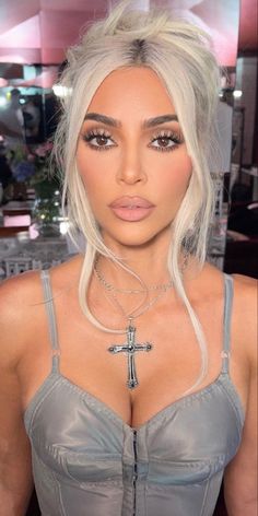 Kim K Eyeshadow Looks, Bombshell Hair And Makeup, Makeup Looks Kardashian, Kim Kardashian 90s Makeup, Kim K Glam Makeup, Kim K Short Blonde Hair, Kim Kardashian Silver Hair, Kim K Met Gala Hair, Makeupbymario Looks