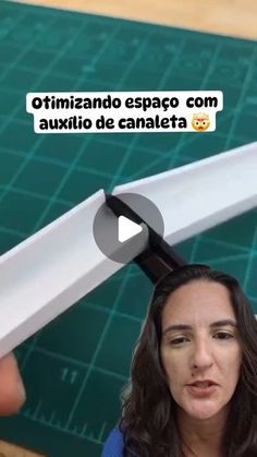 a woman holding a large pair of scissors in front of her head with the caption'o trimando espaco com auxito de canteta '