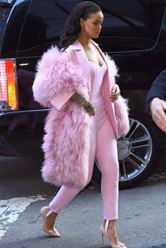 Mode Pastel, Look Working Girl, Looks Rihanna, Fur Outfit, Winter Pastels, Pink Fur Coat, Rihanna Outfits, Monochromatic Fashion, Giovanna Battaglia