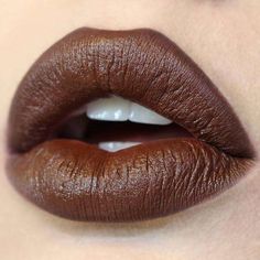 Dark Lipstick Shades, Chocolate Lipstick, Winter Lipstick, Brown Matte Lipstick, Vegan Beauty Products, Kylie Jenner Lips, Pitch Dark, Perfect Pitch, Metallic Lipstick