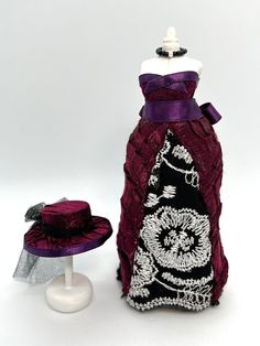 a dress and hat are sitting on a mannequin's headdress