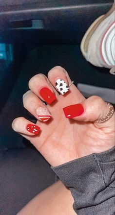 nail inspiration for teenagers Western Christmas Acrylic Nails, Red And Cow Print Nails, Cow Print Christmas Nails, Christmas Cow Print Nails, Western Christmas Nails Ideas, Cow Christmas Nails, Red Cow Nails, Christmas Cow Nails, Christmas Western Nails