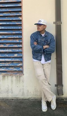 Vintage 90s Outfit Men, Outfit With Denim Jacket, Cream Outfit Men, White Converse Outfit Men, Converse Outfit Men, White Converse Outfit, White Converse Outfits, Streetwear Ideas, Mens Casual Outfits Summer