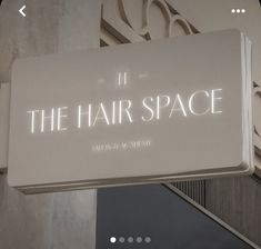 a sign that says the hair space above it