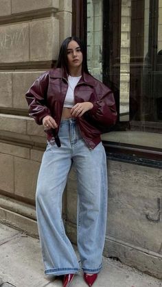 Burgundy Leather Jacket, Fall Travel Outfit, Cold Outfits, Corporate Outfits, Leather Jacket Outfits, Looks Street Style, Interview Outfit, Moda Vintage, Look Casual