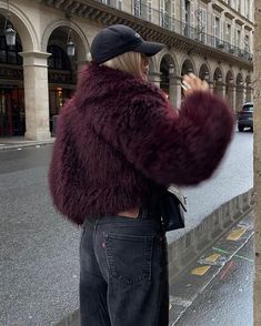 Burgundy L🍒VE #furjacket #sorentis #autumnstyle #fauxfur #sorentisgirls SHOP NOW on www.sorentis.de 📲👀🛍️ Burgundy Sweatshirt Outfit, Red Fur Coat Outfit, Burgundy Leather Jacket Outfit, Faux Fur Jacket Outfit, Outfit Core, Fur Coat Outfits, Burgundy Outfits, Fur Jacket Outfit, Nyc March