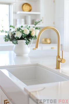 white cabinets gold kitchen faucet white countertops Kitchen Gold Faucet, Farmhouse Kitchen Faucet Ideas, Types Of Kitchen, Modern Kitchen Faucet, Gold Faucet, Black Kitchen Faucet