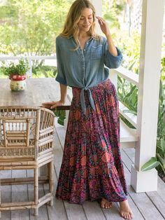 Hanna Convertible Maxi Skirt - Black Printed Folk Circles-view 1 Dress Up Maxi Skirt, Modest Skirt Outfits Muslim, Natural Life Outfits, Practical Magic Fashion, Mid Size Skirt Outfit, Maxi Skirt With Sweater, Womens Spring Clothes, Simple Cozy Outfits, Outfits With Maxi Skirts