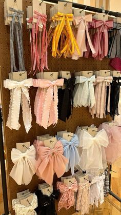 Sewist Aesthetic, Scrunchies Display Ideas, Hair Bows Aesthetic, Scrunchies Aesthetic, Hair Bows Diy Ribbon, Diy Hair Scrunchies, Diy Hair Accessories Ribbon, Hair Tie Accessories, Store Design Boutique