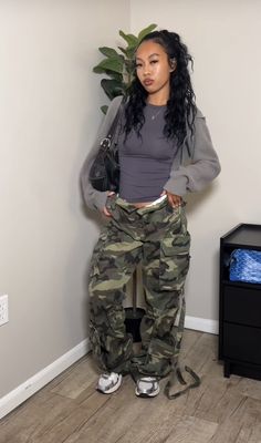 Brown And Camo Outfit, Dark Grey Cargos Outfit, Army Pants Outfit Baddie, Army Fatigue Outfits For Women, Utility Pants Outfit, Army Pants Outfit, Parachute Pants Outfit