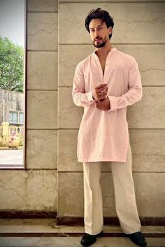 Men Kurta Pajama Style, Indian Wedding Outfits For Men Classy, Sangeet Dress For Men, Diwali Outfits Men, Men Kurta Designs Style, Pink Indian Outfit, Indian Mens Clothing, Takuache Outfits Guys