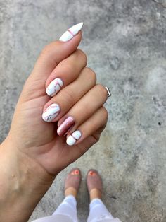 Rose Gold Marble Nail Art - Rose Gold Lining by Adiel Nuesmeyer | real nails | white nails | metallic nails | nail design ideas Water Marble Nail Art, Water Marble Nails, New Nail Art Design, Marble Nail Designs, Rose Nail Art, Christmas Manicure, Marble Nail Art, Nails Prom, Metallic Nails