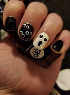 Ghost nails Ghosts Nail Art, Simple Ghost Nails Short, Simple Nail Art Halloween, Halloween Blood Nail Art, How To Paint Ghosts On Nails, Halloween Nails Shorts, Ghost Accent Nail, Super Easy Halloween Nails, Black And White Nails Easy