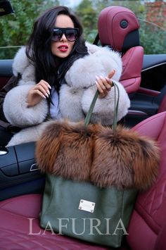 Girls Fur Coat, Winter Handbags, Sable Fur Coat, Chic Purses, Cool Coats, Fur Purse, Diy Fashion Accessories, Fur Accessories, Fur Bag