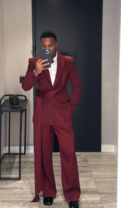 Mens Shiny Suit, Boys Prom Dress, Gala Men’s Outfit, Masquerade Ball Mens Outfit, Cool Suit Designs Men, Men Fashion Influencer, Hollywood Semi Formal Outfit, Red Formal Wear Men, Mens Wedding Outfit Ideas