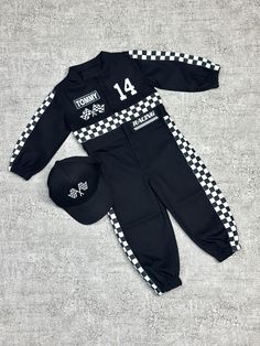 ⭐️Bienvenue dans la boutique Mama's Dream⭐️ 🏎️🏁 Ce déguisement de pilote de course pour enfants est une création professionnelle de Mama's Dream Shop. Son col rappelle celui d'une vraie salopette de course et des empiècements uniques ornent le devant. Vous pouvez porter cette tenue de course parfaite pour le premier anniversaire de votre bébé ou pour Halloween. Les fêtes d'anniversaire sur le thème des voitures de course sont tellement cool maintenant. Votre enfant se sentira comme un pilote d Race Car Suit, Racing Overalls, Racer Outfit, Race Car Driver Costume, Two Fast Birthday, Race Outfit, Real Racing, Black Racer, Race Car Birthday