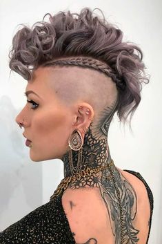 Faux Hawk Women, Fohawk Haircut, Mohawk Styles, Cool Short Hairstyles, Mohawk Hairstyles, Hairstyles Women, Haircuts For Curly Hair, Faux Hawk, Cool Braids