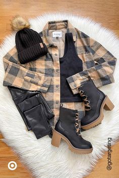 Look cute & stay warm in a casual, on-trend winter outfit. Layer plaid flannel over a cute tank top with leggings & boots. For bonus cozy vibes, add a beanie. Cold Rainy Weather Outfits Casual, Outfits Leggins, Utah Fashion, Outfit School, Outfits Woman, Awesome Outfits, Fall Winter Outfits