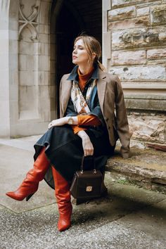 Denim Dress Vintage, Isabel Marant Boots, Elegant Boots, Michele Watches, Red Boots, Street Style Chic, Rubber Boots, Denim Details, Vintage Scarf