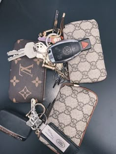 Louis Vuitton Wallpaper, Car Keychain Ideas, Tas Lv, Louis Vuitton Nails, Pochette Louis Vuitton, Louis Vuitton Keychain, Girly Car Accessories, Louis Vuitton Key Pouch, Louis Vuitton Backpack