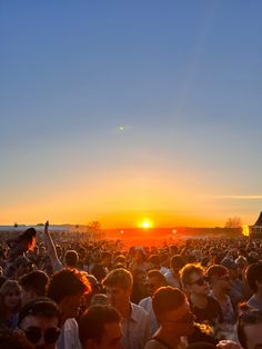 Crowed of a festival while seeing the sunset by the horizon with the best vibe. Beach Festival Aesthetic, Sunset Party Aesthetic, Summer Festival Aesthetic, Pretty Beach Sunset, Sunset Music Festival, Beach Music Festival, Summer Sunset Aesthetic, Music Festival Aesthetic, Summer Music Festival