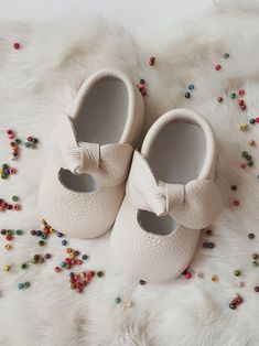 Personalized Name Baby Shoes! Welcome! We are really happy to see you in our shop. All our baby shoes can be personalized with a custom name on the soles. SHIP OUR BABY SHOES WORLDWIDE Huge discounts for few-pairs orders: Get 20% OFF for orders 2-3 pairs! Get 40% OFF for any retail order 5 and more pairs! Free shipping for all Just add the products! Cream Leather Baby Newborn and Toddler Loafers. 100% genuine leather. The Baby Shoes we produce are in classic style, suitable for all types of clot Leather Baby Shoes, Baby Legs, Baby Moccasins, Simple Leather, Leather Baby, Baby Makes, Baby Boy Shoes, Baby Newborn, Baby Needs