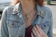 HOW TO WEAR A BROOCH IN DIFFERENT AND MODERN WAYS Blazer Outfits Women, Wear A Brooch, Stackable Necklaces, Blazer Outfits, Colourful Necklace, Fall Fashion Outfits, Outfits Women, Retro Stil, Cute Fashion