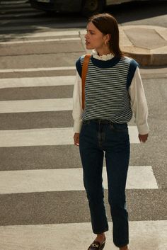 Pull Blason rayures marine et blanc - Balzac Paris Outfit With Blue Sweater, Cool Mom Fits, Casual Work Outfits Colorful, Brooklyn Mom Style, All Navy Outfits For Women, Outfit Pull En Laine, Pantalon Mom Outfit, Jeans Shirt Outfit Woman, Shirt With Sweater Outfit