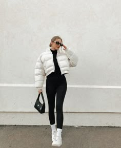 White Puffer Jacket Outfit, Puffy Jacket Outfit, Winter Wonderland-party, White Jacket Outfit, Japan Ootd, Puffer Outfit, Japan Outfits, White Puffer Jacket, Puffer Jacket Outfit