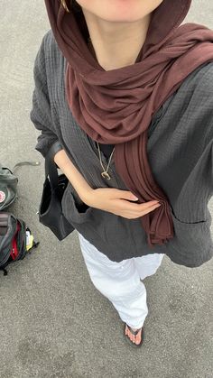 Scarf On Head Aesthetic, Hijabi Fashion Modest, Summer Hijab Outfits Casual, Brown Outfit Hijab, Brown Hijab Outfit, Hijab Fits, Hijab Fashion Summer, Hijabi Outfit