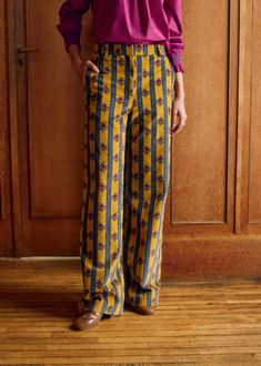 Long, smooth velvet printed trousers;Slant pockets on the front and welt pocket on the back;Fastened with two hooks and a hidden zip;Inside leg length: 84 cm / 33.1 in (on all sizes) Printed Trousers, Plaid Pants, Parisian Style, Welt Pocket, Silk Printing, Printed Cotton, Trousers, Plaid, Velvet