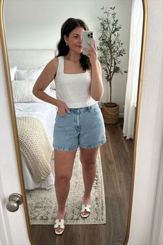 Beach Outfits For Medium Sized Women, Outfits For Oval Body Shape, Mid Size Basic Outfits, Size 14/16 Outfits Casual Summer, Comfy Summer Outfits Mid Size, Outfits Shorts Women, Short Chubby Girl Outfits, Summer Curvy Outfits, Mom Summer Outfits Curvy