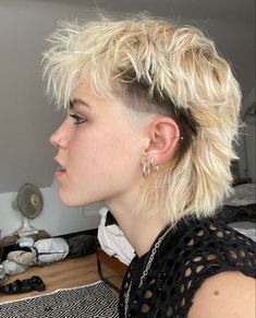 Elegant hairstyle Ideas For short Hair Hairstyle Ideas For Short Hair, Queer Hair, Haircuts 2024, Androgynous Hair, Ideas For Short Hair, Mullet Haircut, Men's Haircuts, Hair Inspiration Short, Men Haircut