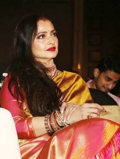 Rekha Actress Saree, Aishwarya Rai Makeup, Paridhi Sharma, Vintage Photography Women, Angled Bob Hairstyles, Elegant Outfit Classy, Power Of Meditation