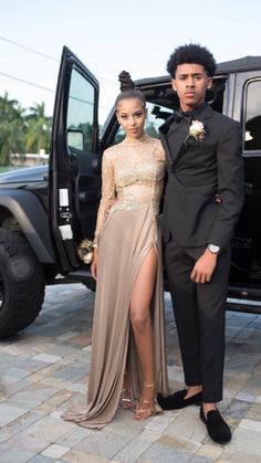 THE BEST PROM PAGE on Twitter: "Pretty couple #prom2k16 https://t.co/tDrQclie2R" Black Prom Suits, Tuxedo Ideas, Prom Photography Poses, Prom Slay, Homecoming Dresses Corset, Prom For Guys, Matric Farewell, Prom Goals, Homecoming Suits