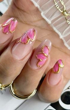 Pink And Gold Flower Nails, Vacay Nails Almond, Summer Gold Nails, Gold Outline Nails, Dora Nails, Gold Floral Nails, Gold Flower Nails, Gold Detail Nails, Outlined Nails