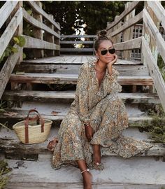 Free People Feeling Groovy Dress as worn by Julie Sariñana of Sincerely Jules. The aviator sunglass trend this Fall 2019. Look Boho Chic, Boho Mode, Boho Styl, Foto Tips, Maxi Robes, Floral Print Maxi Dress, Maxi Dresses Casual, 가을 패션, Trendy Clothes For Women