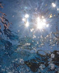 the sun shines brightly in the water as it reflects on the surface with bubbles