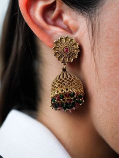 small Flower stone jhumki earrings.These delicate small Flower stone jhumki earrings are the perfect addition to any outfit. Made from high-quality materials, they offer a touch of elegance and sophistication. The intricate flower design and sparkling stones make them a beautiful and unique accessory for any occasion. Elevate your style with these stunning earrings. Desi Earrings, Desi Jewelry, Flower Stone, American Diamond Necklaces, Types Of Earrings, Cary Nc, Western Earrings, Earrings Indian, Jhumki Earrings