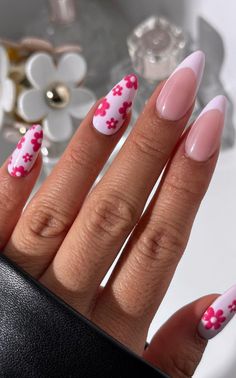 Looking for some flower nail designs? Check out this list of 35+ simple and cute flower nails! Perfect for gel, acrylic, and natural nails. From beautiful French tips to vibrant pink, white, blue, yellow, and green hues, these floral nail designs will add a touch of beauty to your fingertips. Plus: spring nails, summer nails.  (📷 pearliepressed IG) Fire Nails Pink, Black And Pink Flower Nails, Nails Blue And Pink, Cute Flower Nails, Nails Summer Nails, Retro Nails, Floral Nail Designs, Drip Nails, Floral Nail