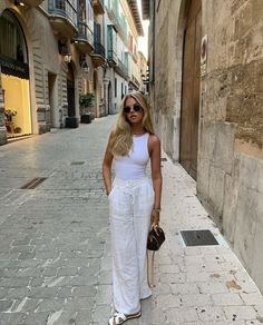 Barcelona Outfits, Surfergirl Style, Europe Summer Outfits, Rome Outfits, Europe Fits, European Fashion Summer, Greece Outfit, Europe Travel Outfits, Europe 2023