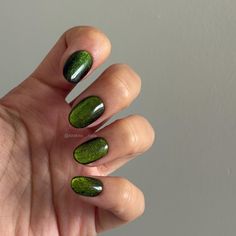 Green Magnetic Velvet Cat Eye Press-On Nails !! DELIVERY WITH TRACKING INCLUDED !! - Set comes with 10 press-on nails  - Set includes cuticle pusher, alcohol pad, glue/ adhesive tabs and nail buffer - Press on nails usually lasts up to 1-3 weeks depending on use and application - No refunds  If you choose to custom size your nails, please dont forget to provide your size I will not be responsible for wrong nail sizing, please make sure you measure your nails properly before ordering. Feel free t Velvet Nails Green, Nail Magnetic Design, Cat Eye Nails Orange, Green Cats Eye Nails, Emerald Green Cat Eye Nails, Sparkle Green Nails, Dark Green Cat Eye Nails, Green Magnetic Nails, Short Dark Green Nails