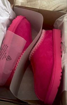 Slippers Ugg, Fluffy Shoes, Pink Uggs, Preppy Shoes, Jordan Shoes Retro, Shoes Outfit Fashion